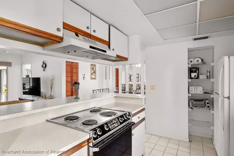 Kitchen - 4989 Casablanca Circle J-3, Sebring, FL 33870 photo 3 of 4