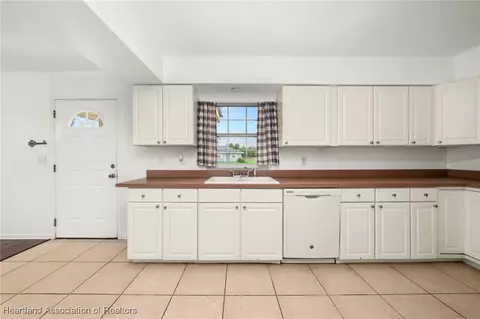 Kitchen - 1708 Elf Dr, Sebring, FL 33875 photo 2 of 4