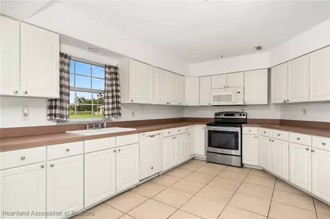Kitchen - 1708 Elf Dr, Sebring, FL 33875 photo 3 of 4