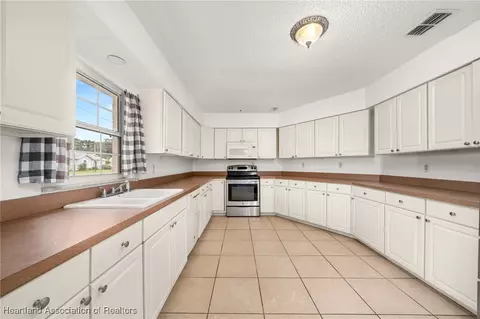 Kitchen - 1708 Elf Dr, Sebring, FL 33875 photo 1 of 4