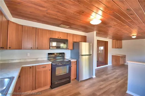 Kitchen - 352 E 630 Hwy, Frostproof, FL 33843 photo 3 of 3