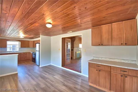 Kitchen - 352 E 630 Hwy, Frostproof, FL 33843 photo 2 of 3