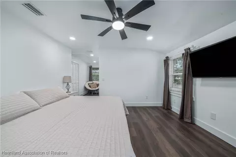 Bedroom - 129 S Pine St, Sebring, FL 33870 photo 2 of 7