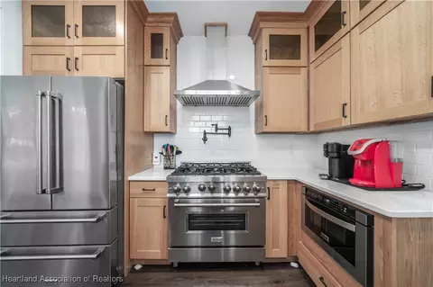 Kitchen - 129 S Pine St, Sebring, FL 33870 photo 2 of 3