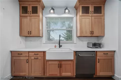 Kitchen - 129 S Pine St, Sebring, FL 33870 photo 3 of 3