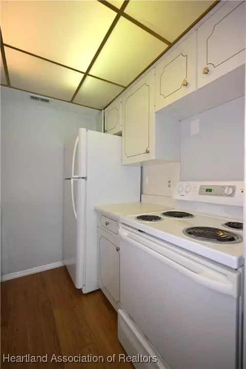 Kitchen - 2113 Lakeview Drive 4a, Sebring, FL 33870 photo 3 of 3