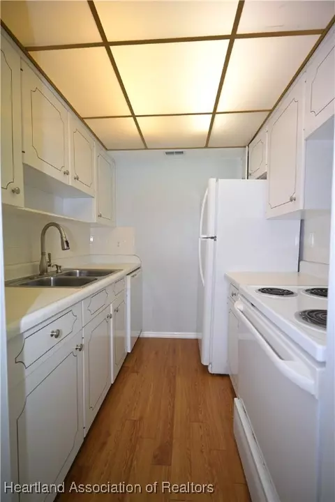 Kitchen - 2113 Lakeview Drive 4a, Sebring, FL 33870 photo 1 of 3