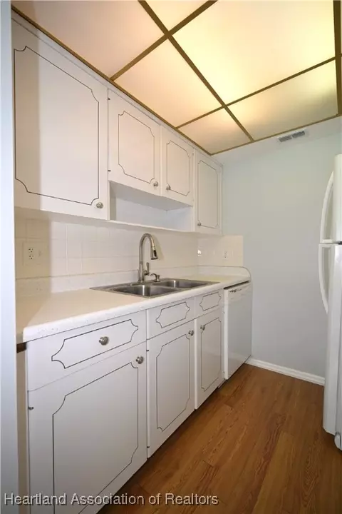 Kitchen - 2113 Lakeview Drive 4a, Sebring, FL 33870 photo 2 of 3
