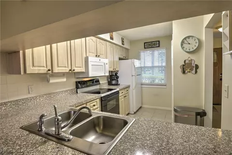 Kitchen - 3907 Edgewater Dr, Sebring, FL 33872 photo 2 of 4
