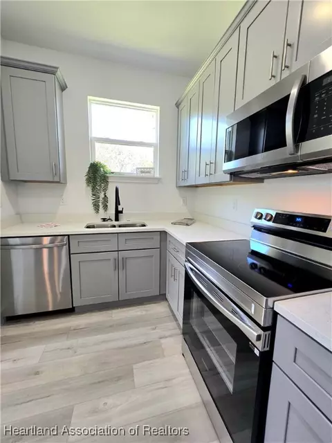 Kitchen - 5833 Longbow Dr, Sebring, FL 33876 photo 3 of 5
