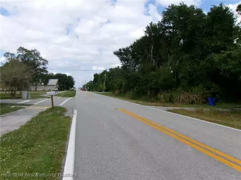832 Memorial Dr, Sebring, FL 33870 photo 2