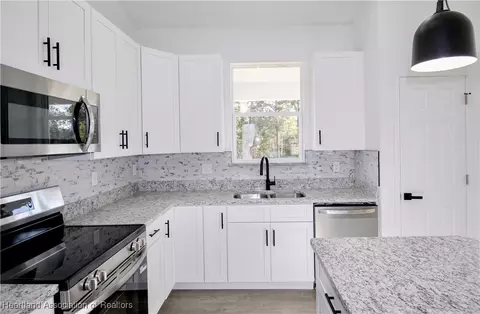 Kitchen - 1807 Azalea Ter, Sebring, FL 33875 photo 3 of 4