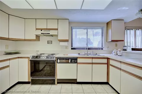 Kitchen - 5435 Casablanca Circle M1, Sebring, FL 33870 photo 3 of 4