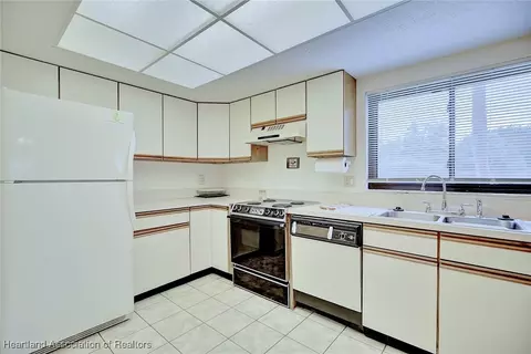 Kitchen - 5435 Casablanca Circle M1, Sebring, FL 33870 photo 2 of 4