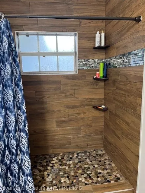Bath - 3746 NW 31st Ave, Okeechobee, FL 34972 photo 3 of 6