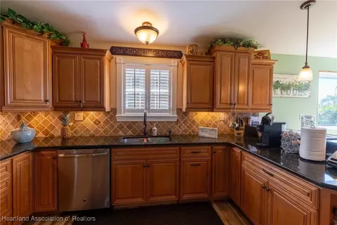 Kitchen - 112 Wild Duck Pt, Lorida, FL 33857 photo 3 of 7