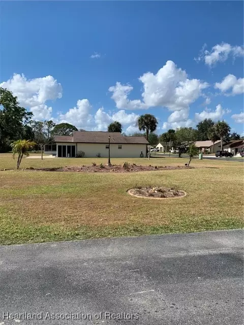 76 Venetian Pkwy, Lake Placid, FL 33852