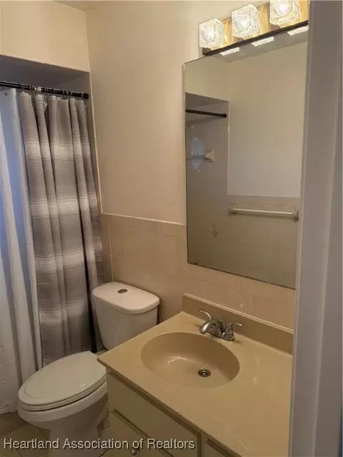 Bath - 4624 Duffer Loop, Sebring, FL 33872 photo 2 of 3