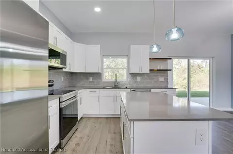 Kitchen - 3905 Barbarossa Ave, Sebring, FL 33872 photo 4 of 8