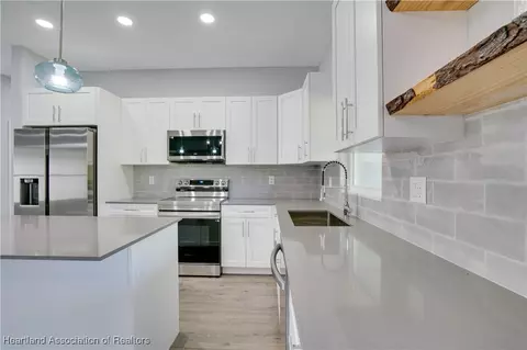 Kitchen - 3905 Barbarossa Ave, Sebring, FL 33872 photo 6 of 8