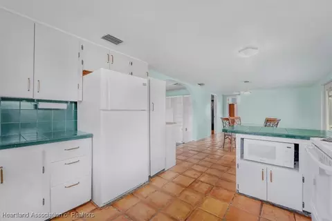 Kitchen - 1083 Sunset Strip, Okeechobee, FL 34974 photo 2 of 2