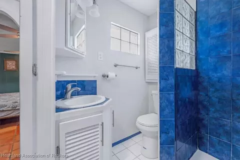 Bath - 1083 Sunset Strip, Okeechobee, FL 34974 photo 2 of 4