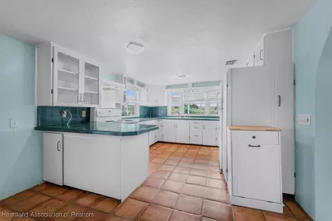 Kitchen - 1083 Sunset Strip, Okeechobee, FL 34974 photo 1 of 2