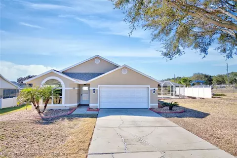 713 Hunt Dr, Lake Wales, FL 33853