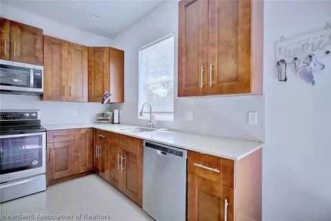 Kitchen - 4319 Cooper Dr, Sebring, FL 33872 photo 3 of 4