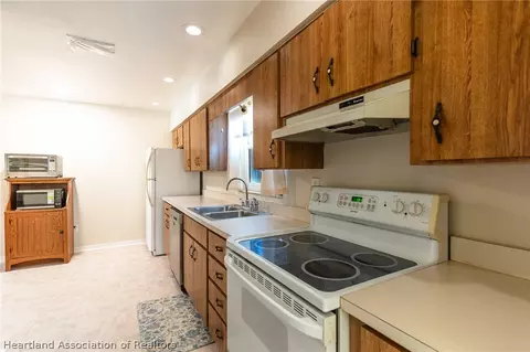 Kitchen - 3127 Haddock Dr, Sebring, FL 33870 photo 2 of 3