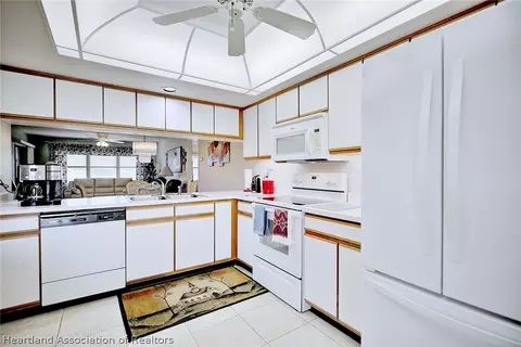 Kitchen - 3003 Sugar Pine Cir, Sebring, FL 33872 photo 4 of 5