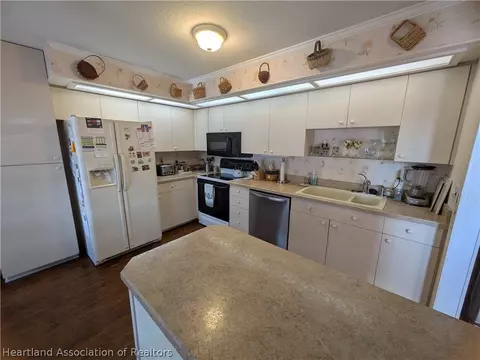 Kitchen - 1628 Willow Dl, Sebring, FL 33872 photo 2 of 3