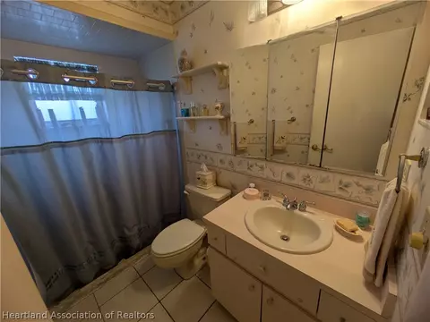 Bath - 1628 Willow Dl, Sebring, FL 33872 photo 1 of 2