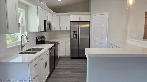 Kitchen - 307 Howey Rd, Sebring, FL 33870 photo 3 of 5