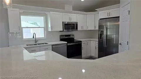 Kitchen - 307 Howey Rd, Sebring, FL 33870 photo 1 of 5