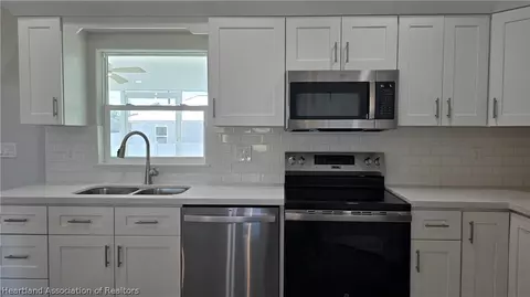 Kitchen - 307 Howey Rd, Sebring, FL 33870 photo 4 of 5
