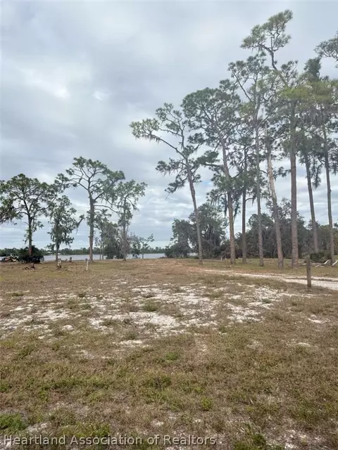 4060 Camp Shore Dr, Sebring, FL 33875