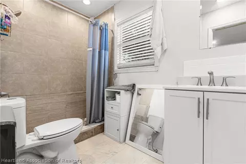 Bath - 1041 Pine Way, Okeechobee, FL 34974 photo 1 of 2