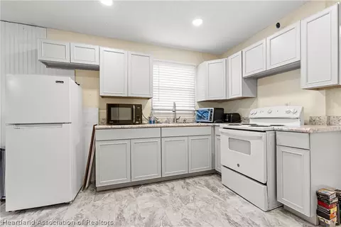 Kitchen - 1041 Pine Way, Okeechobee, FL 34974 photo 1 of 1