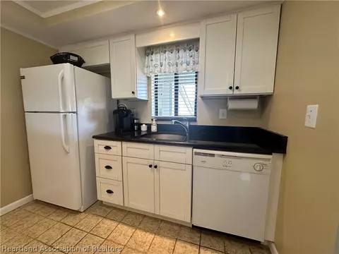 Kitchen - 3513 Edgewater Dr, Sebring, FL 33872 photo 3 of 4
