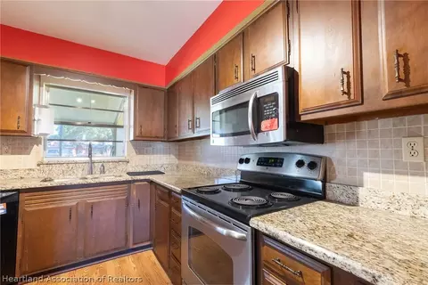 Kitchen - 217 Eagle Ave, Sebring, FL 33870 photo 4 of 6