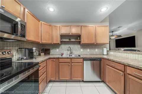 Kitchen - 4501 Vantage Cir, Sebring, FL 33872 photo 2 of 3