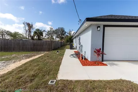Exterior - 3209 King Dr, Sebring, FL 33870 photo 3 of 7