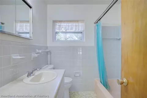 Bath - 1110 Taseschee Dr, Sebring, FL 33870 photo 2 of 3