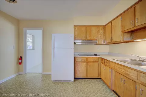 Kitchen - 1110 Taseschee Dr, Sebring, FL 33870 photo 3 of 4