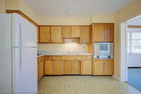 Kitchen - 1110 Taseschee Dr, Sebring, FL 33870 photo 2 of 4