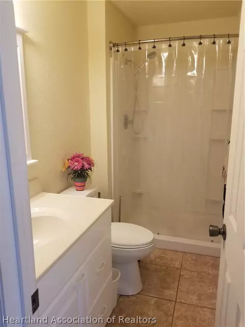 Bath - 3601 Oakview Dr, Sebring, FL 33876 photo 2 of 2