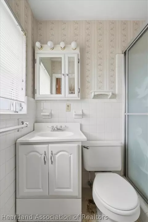 Bath - 4429 Pinebrooke Pl, Dover, FL 33527 photo 2 of 7