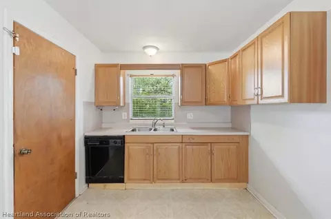 Kitchen - 4429 Pinebrooke Pl, Dover, FL 33527 photo 3 of 4