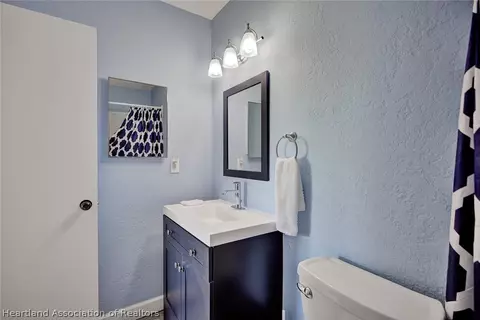 Bath - 3633 Edgewater Dr, Sebring, FL 33872 photo 3 of 4